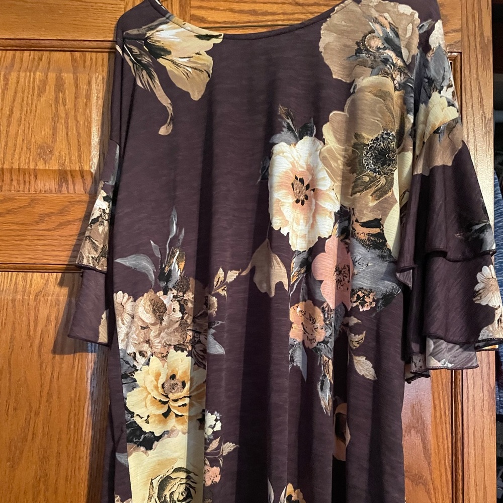 Honeyme purplish floral top with longer back never worn
